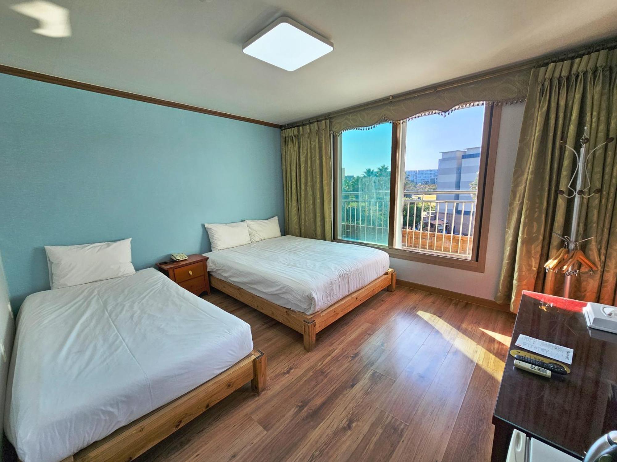 Sea Cliff Hotel Jeju Room photo